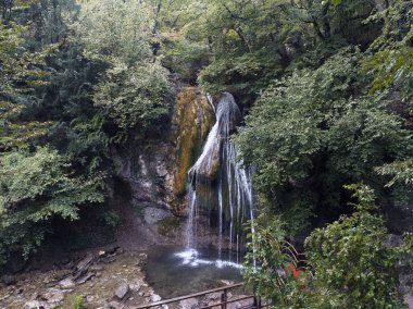 Şelale Jur Jur Kırım 'da sonbahar yağmurlu bir gün