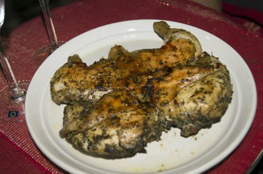 Baharatlı ızgara tavuk.