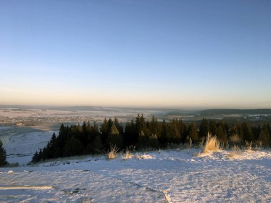 Açık havada öğleden sonra Ural karla kaplı dağlar