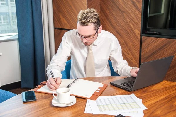 manager behind the desk / the manager behind the desk in the office hard work on the data.