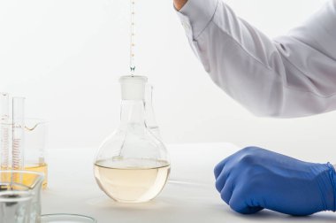 deneyler sırasında beyaz zemin üzerinde bir laboratuvar tablo Labaratuar donanımları