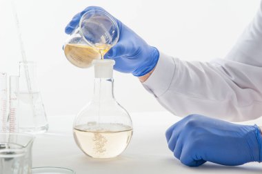 deneyler sırasında beyaz zemin üzerinde bir laboratuvar tablo Labaratuar donanımları