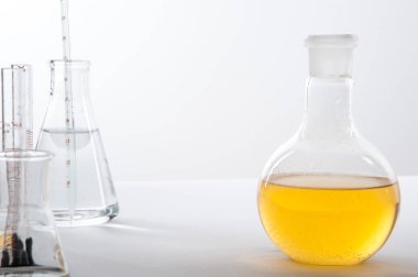 deneyler sırasında beyaz zemin üzerinde bir laboratuvar tablo Labaratuar donanımları