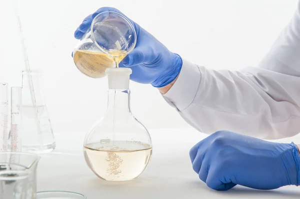 deneyler sırasında beyaz zemin üzerinde bir laboratuvar tablo Labaratuar donanımları