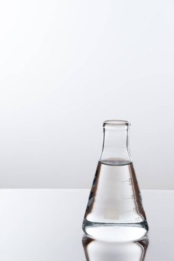 deneyler sırasında beyaz zemin üzerinde bir laboratuvar tablo Labaratuar donanımları