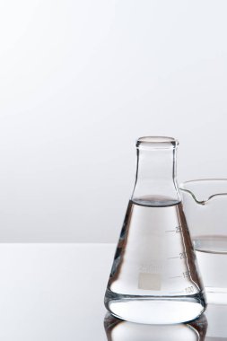 deneyler sırasında beyaz zemin üzerinde bir laboratuvar tablo Labaratuar donanımları