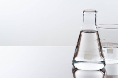 deneyler sırasında beyaz zemin üzerinde bir laboratuvar tablo Labaratuar donanımları