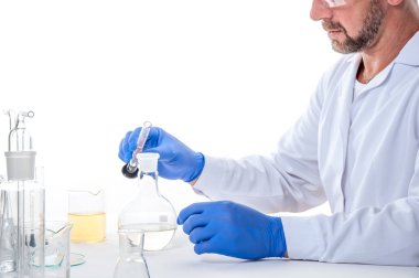 adam laboratuarda / görünümü bir adamın gerçekleştirirken laboratuvar deneyleri