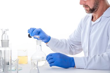 adam laboratuarda / görünümü bir adamın gerçekleştirirken laboratuvar deneyleri