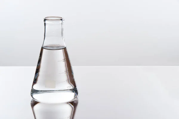 deneyler sırasında beyaz zemin üzerinde bir laboratuvar tablo Labaratuar donanımları