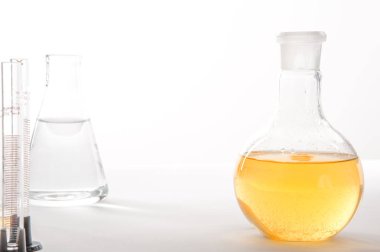 deneyler sırasında beyaz zemin üzerinde bir laboratuvar tablo Labaratuar donanımları