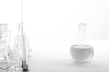 deneyler sırasında beyaz zemin üzerinde bir laboratuvar tablo Labaratuar donanımları