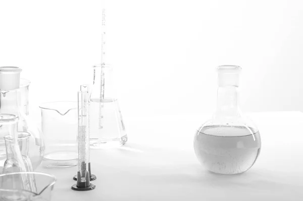 Sprzęt Laboratoryjny Stole Laboratoryjnym Białym Tle Podczas Eksperymentów — Zdjęcie stockowe