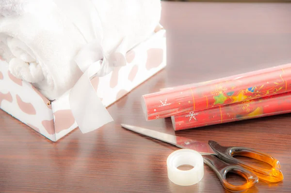 Embalagem Presentes Natal Mesa Com Presentes Durante Sua Embalagem Antes — Fotografia de Stock