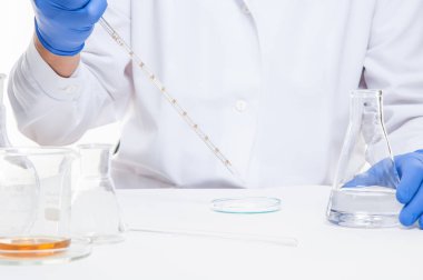 bir insan görünümünü laboratuvarda deneyler yaparken eller