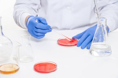 bir insan görünümünü laboratuvarda deneyler yaparken eller