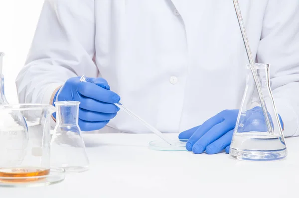 Ansicht Einer Menschlichen Hand Labor Während Der Durchführung Von Experimenten — Stockfoto