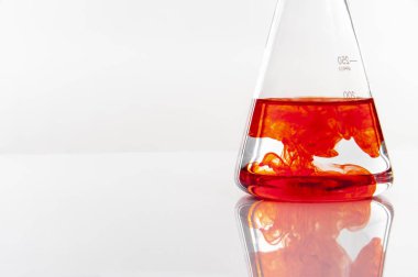 deneyler sırasında beyaz zemin üzerinde bir laboratuvar tablo Labaratuar donanımları