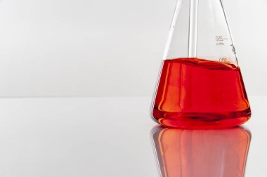  deneyler sırasında beyaz zemin üzerinde bir laboratuvar tablo Labaratuar donanımları