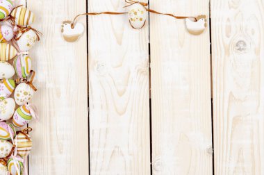 Mutlu Paskalya arka plan pastel renk ve ahşap