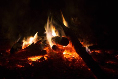 Feu de bois crepitant de nuit