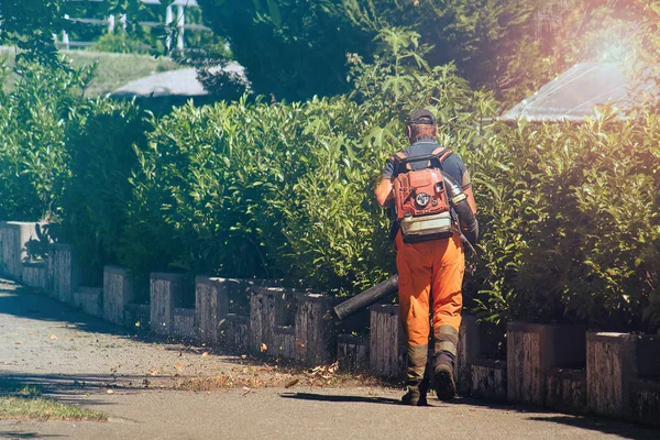 Worker Leaf Blower Man Operating Tool Clean Street Leaves Swirled — Stock Photo, Image