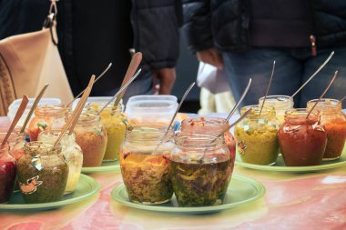 turşulu yiyecek örnekleri, ev yapımı sebzeli kavanozlar (yerel pazarda bedava tat))