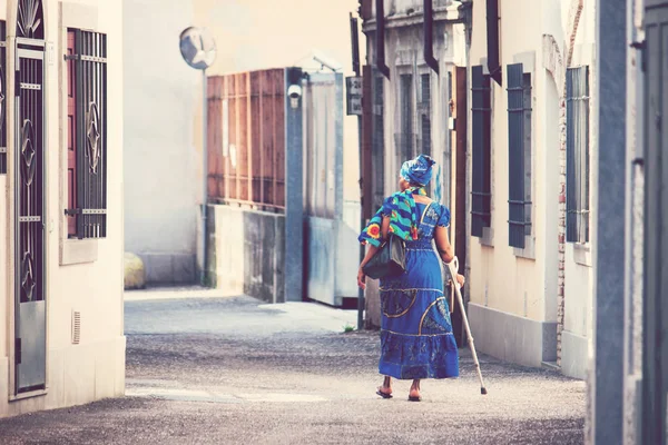 Женщина Разноцветной Африканской Одежде Этническая Женщина Костылем Ходит Улице — стоковое фото