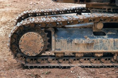Kazı tekerleri çamurda, kirli makinelerin detayları çamurda. 