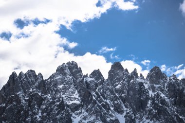 Kopya alanı olan kış dağları, İtalyan dolomitlerinin ön görüntüsü.