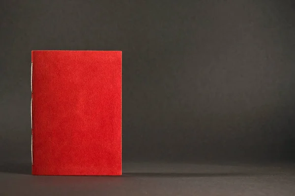 Маленькая Книга Ручной Работы Изолирована Закрытая Красная Повестка Дня Сером — стоковое фото