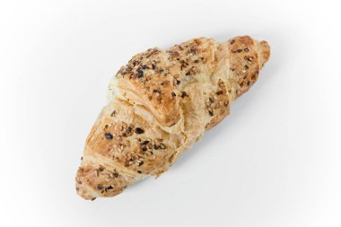 Tohumlu kruvasan manzarası, beyaz arka planda lezzetli yiyecekler.