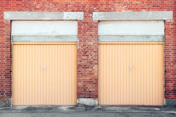 Закриті Гаражні Двері Два Портиклі Стіні Цегли — стокове фото