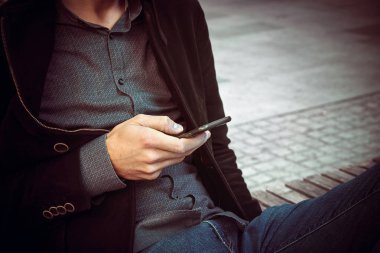 Cep telefonu kullanan adama yakın plan, sağdaki boşluğu kopyala