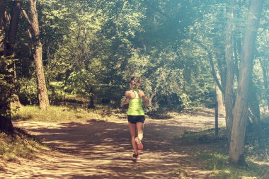 Doğada eğitim bir yolda çalışan kadın koşu