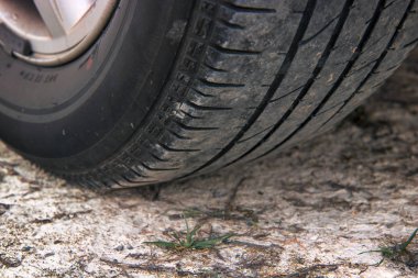 Yerdeki lastik izleri, off road arabasının detayları.