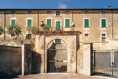 İtalya 'daki tarihi şato. Ortaçağ binasının ön manzarası (bu giriş Brescia yakınlarındaki Pozzolengo 'da yer almaktadır.