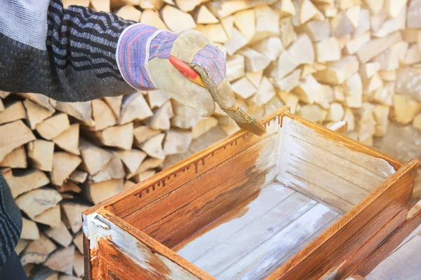 人类修复了一个木制物体 用刷子在木头上涂上保护手套 — 图库照片