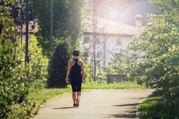 공원에서 헤드폰을 산책하는 그녀는 근처의 자연에서 훈련하고 빈티지 — 스톡 사진