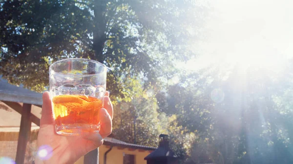 Summer Pleasure Concept Enjoying Cocktail Sunset Image Bright Effect — Stock Photo, Image