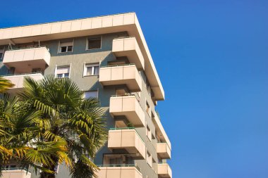 Bina ve palmiye ağacının fotokopi alanı, yaz tatili mavi gökyüzü