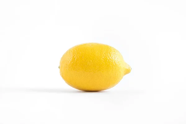 Limonun yan görünüşü, beyaz arkaplanda izole edilmiş sarı meyve