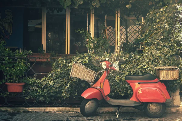 Scooter Vintage Rojo Vacaciones Transporte Tradicionales Italia —  Fotos de Stock