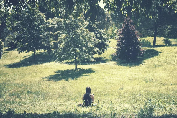 Одинокая Девушка Сидит Парке Женщина Наслаждается Природой Винтажный Эффект — стоковое фото