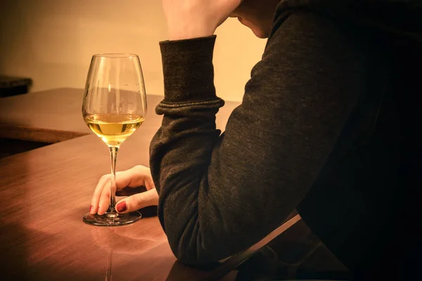 Mulher Solitária Com Problema Bebida Pessoa Infeliz Segurando Copo Vinho — Fotografia de Stock