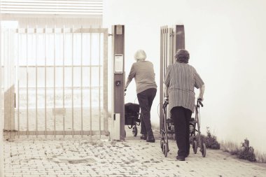 Yaşlı kadınların arka plan görüntüsü, fotoğrafın sepia vintage etkisi var.
