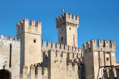 Sirmione Kalesi. Garda Gölü 'ndeki (İtalya) ortaçağ yapı detayları)
