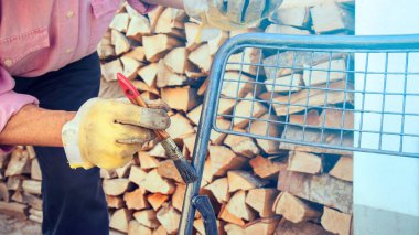 Bir nesneyi boyamak için fırça kullanan bir adam. Arka bahçede sandalye boyayan bir işçi.