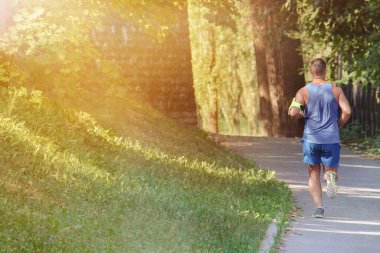 Çalışan Kardiyo Çalışması, parkta koşan sportif adam (solda bulunan kopya alanı))