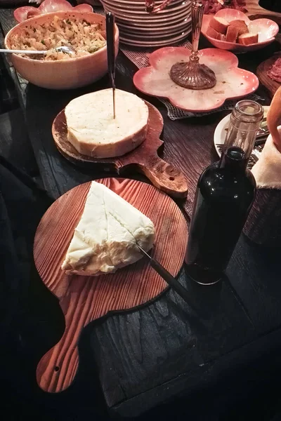 Peynir ve şaraplı köy masası, eski bir İtalyan tavernasında yemek.